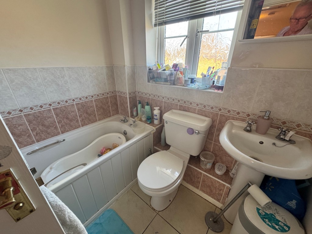 Lot: 216 - FREEHOLD THREE-BEDROOM SEMI-DETACHED HOUSE - A RESIDENTIAL INVESTMENT - Bathroom